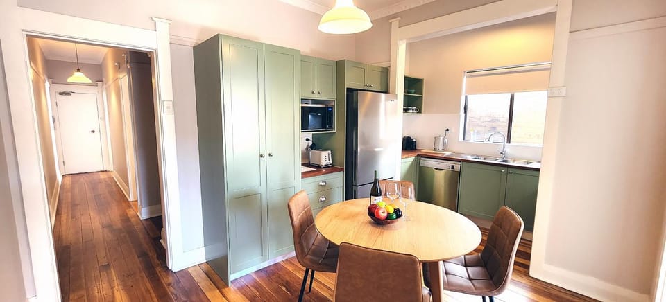 Kitchen or kitchenette, Dining area, oven, stove