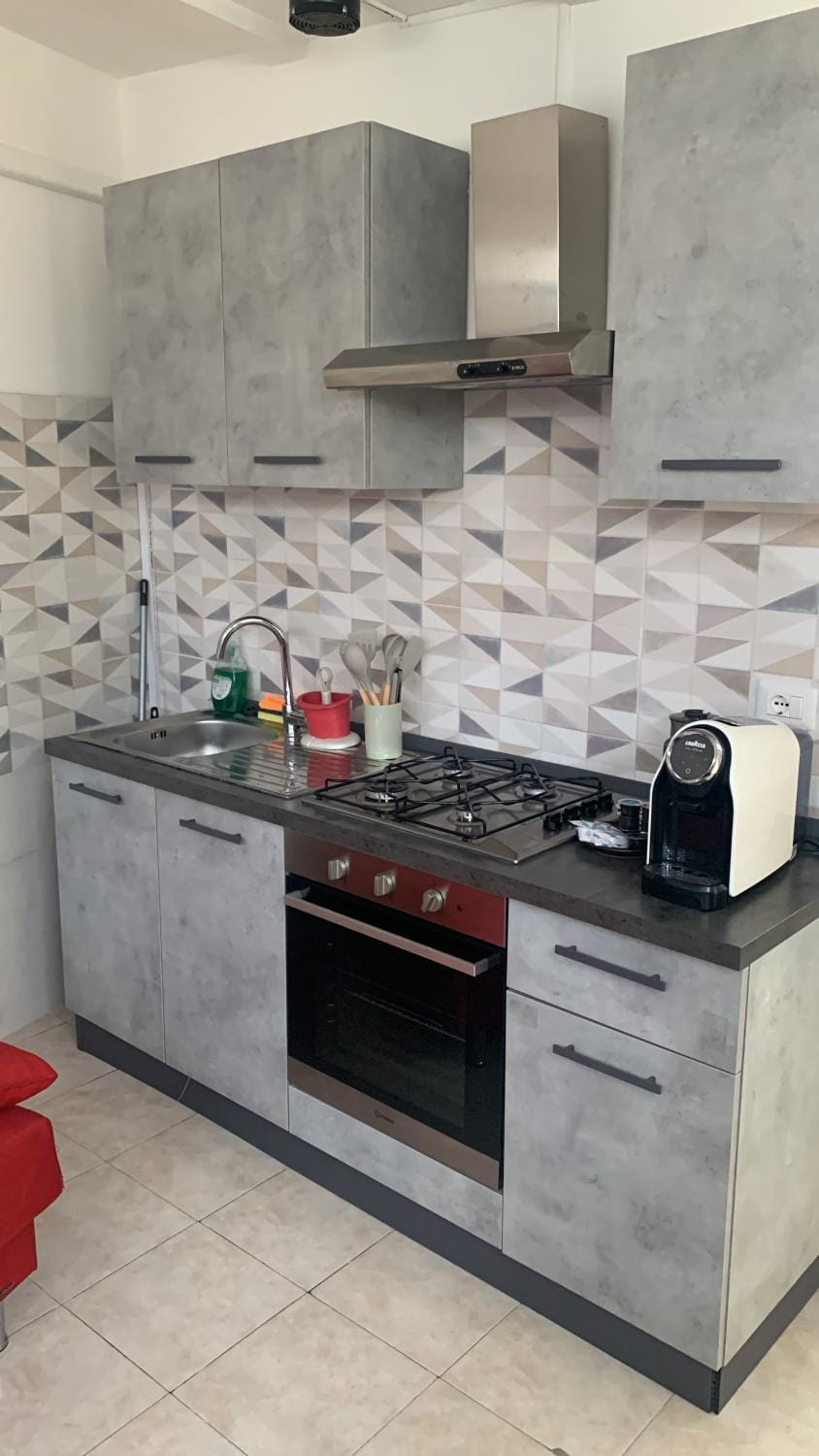 Coffee/tea facilities, Kitchen or kitchenette, stove