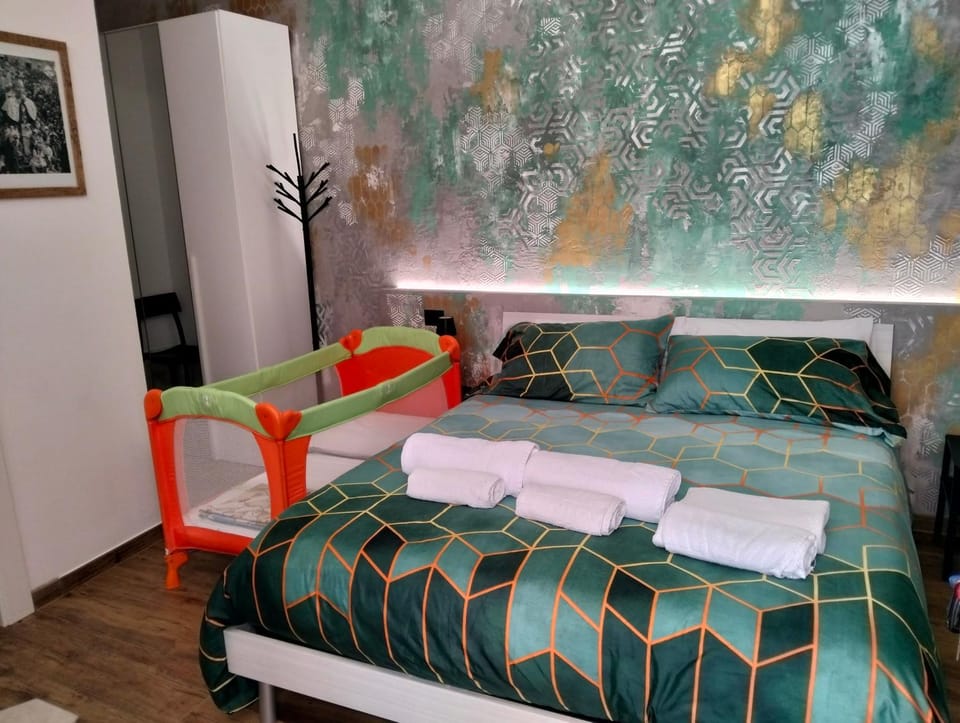 Bed, Photo of the whole room, Bedroom, cot, towels