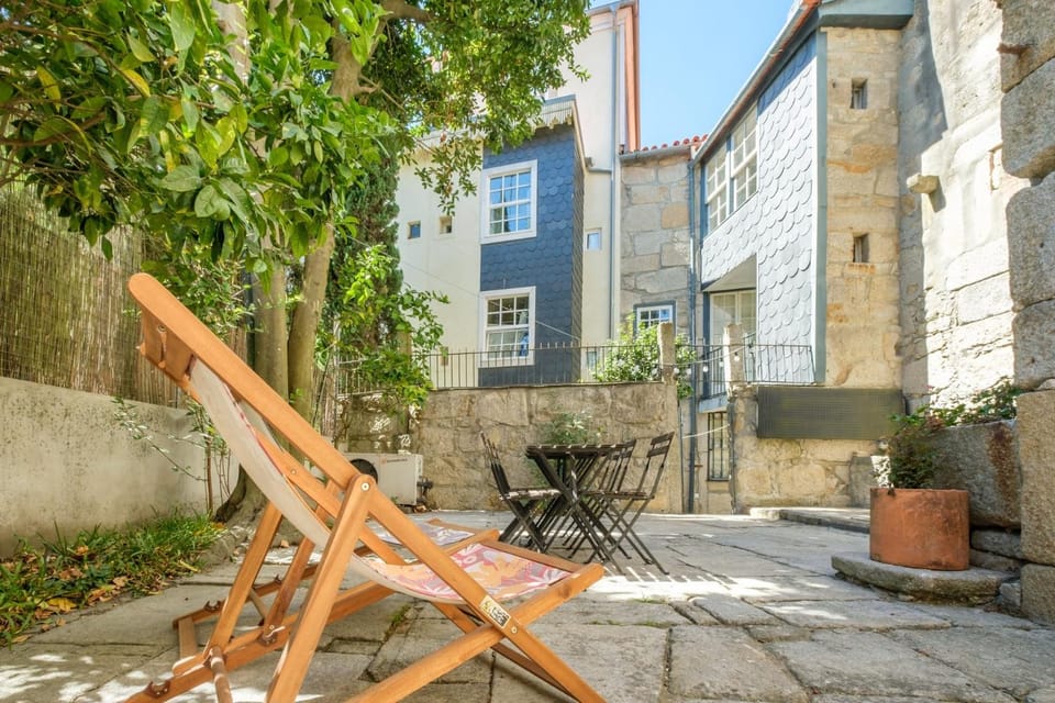 GuestReady - Historic Courtyard Townhouse House in Porto