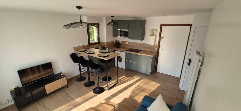 Kitchen or kitchenette, Dining area