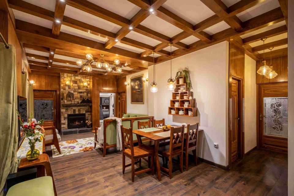 Dining area, fireplace