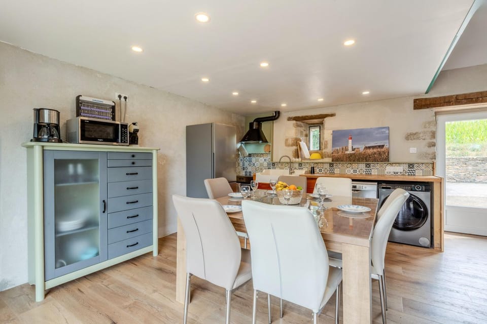 Le gîte de Saint Mathieu, longère pleine de charme au bout du monde ! jacuzzi extérieur vue sur la campagne, salle de billard House in Plougonvelin