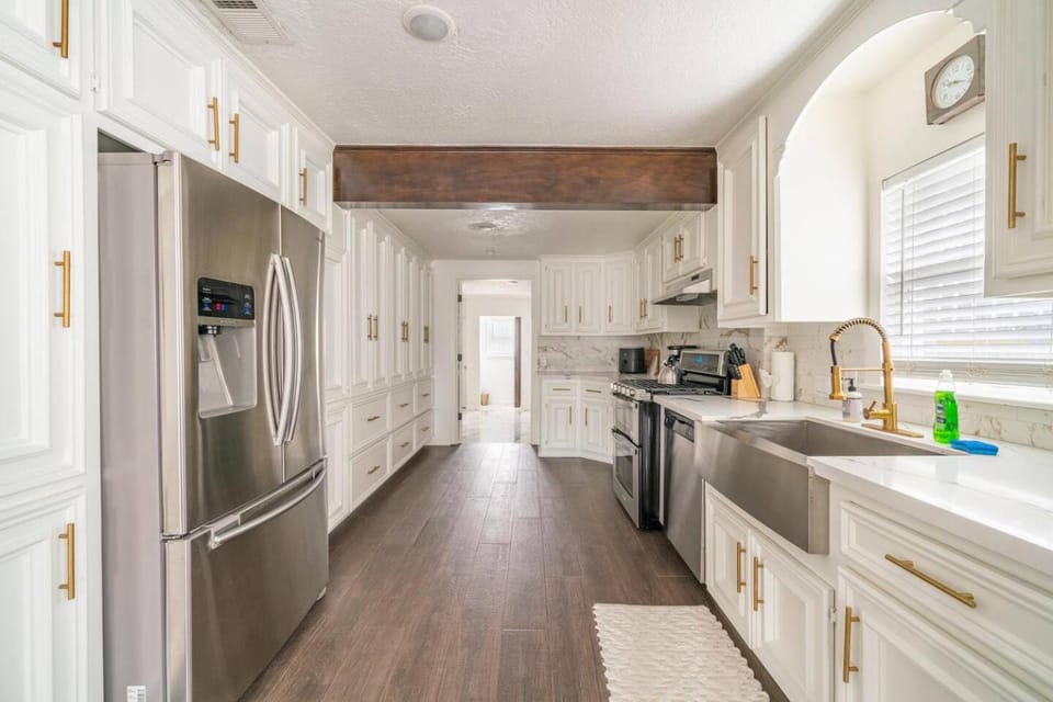Casa Hosum - 7 mins Downtown Sleeps 9 King Bed Fenced Yard House in Houston