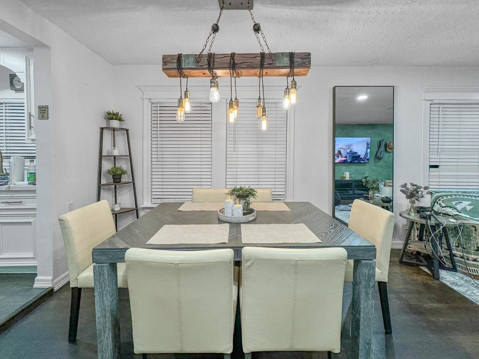 Casa Hosum - 7 mins Downtown Sleeps 9 King Bed Fenced Yard House in Houston