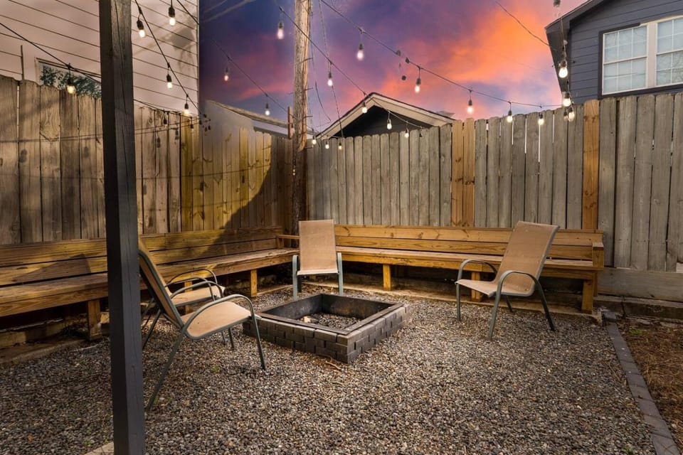 Casa Hosum - 7 mins Downtown Sleeps 9 King Bed Fenced Yard House in Houston