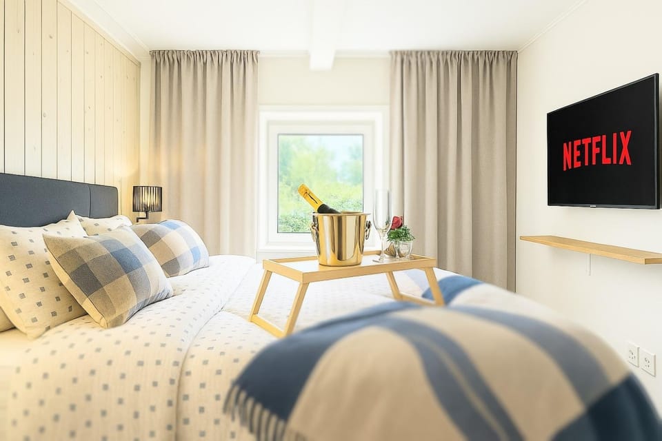 Property building, Bed, Day, TV and multimedia, Photo of the whole room, Bedroom, towels