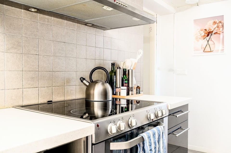 Property building, Coffee/tea facilities, dishwasher, microwave, oven, stove, kitchen