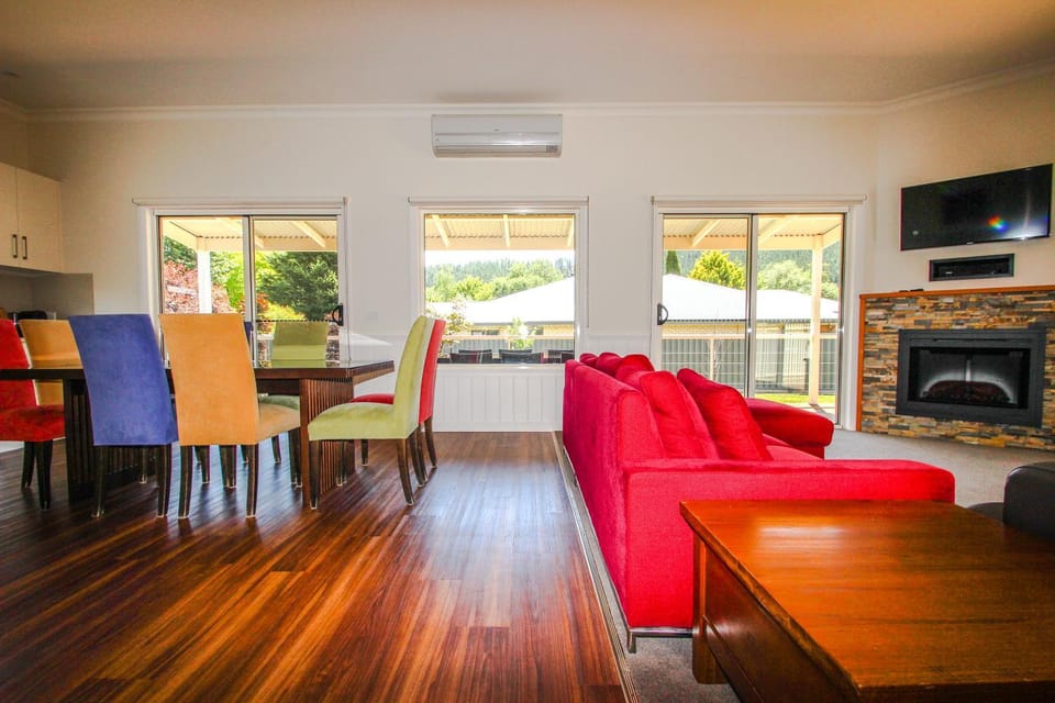 Patio, TV and multimedia, Kitchen or kitchenette, Living room, Seating area, Dining area, heating, air conditioner