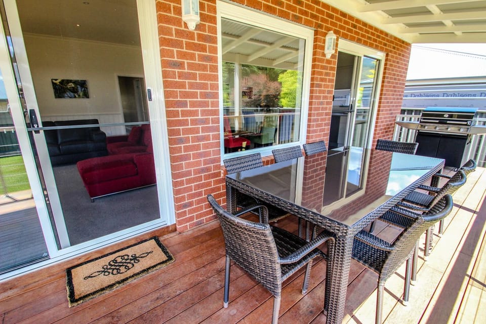 Property building, Patio, BBQ facilities, Seating area, Dining area
