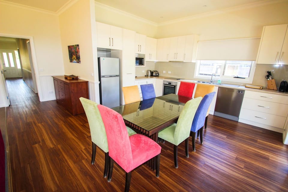 Coffee/tea facilities, Kitchen or kitchenette, Living room, Seating area, Dining area, dishwasher, oven, stove, toaster