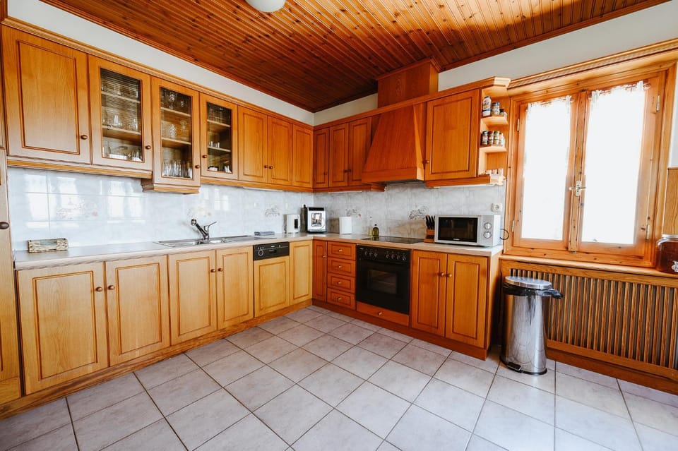 Coffee/tea facilities, Kitchen or kitchenette, dishwasher, microwave, oven, stove, kitchen