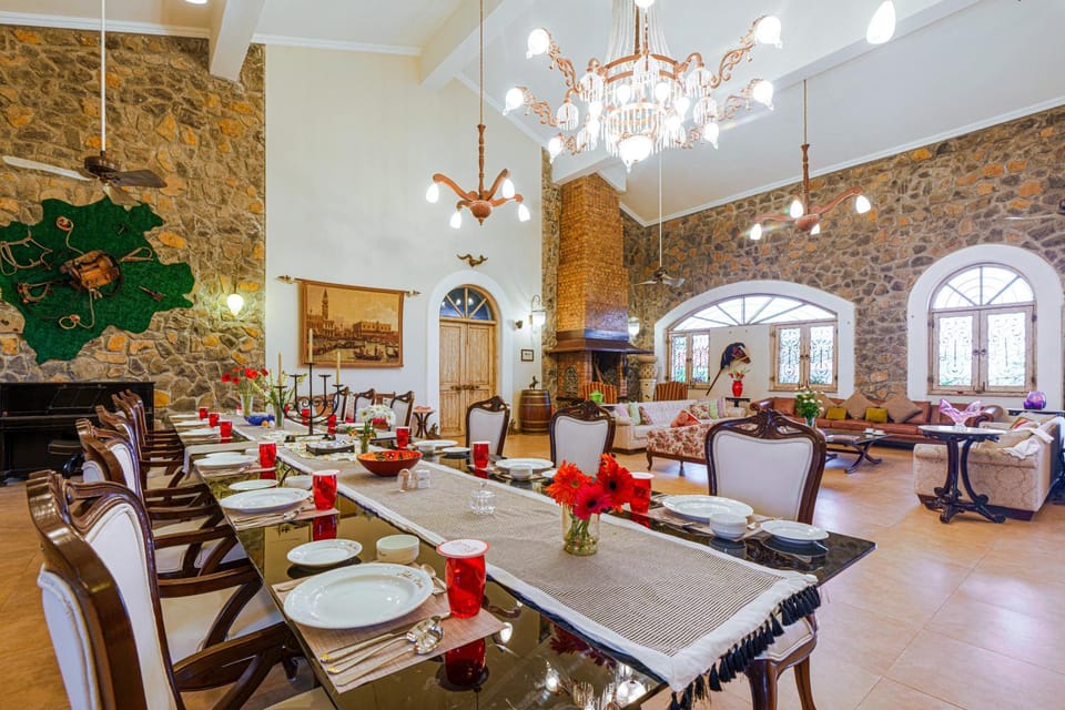 Restaurant/places to eat, Living room