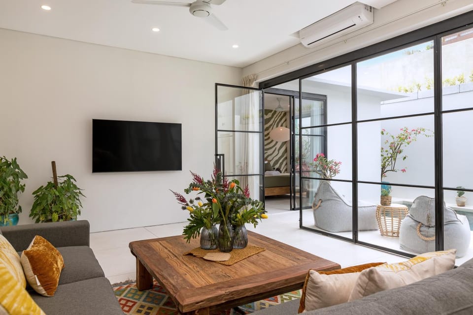 TV and multimedia, Living room, Seating area, air conditioner
