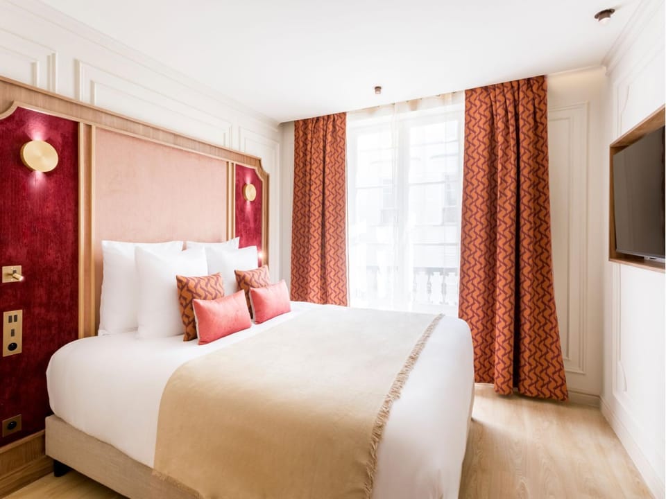 Bed, TV and multimedia, Photo of the whole room, Bedroom