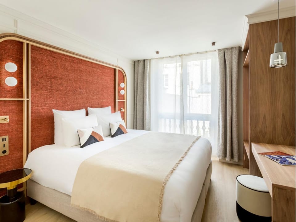 Bed, Photo of the whole room, Seating area, Bedroom