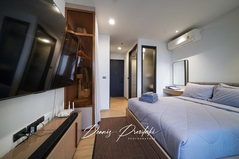 Bed, TV and multimedia, Photo of the whole room, Bedroom