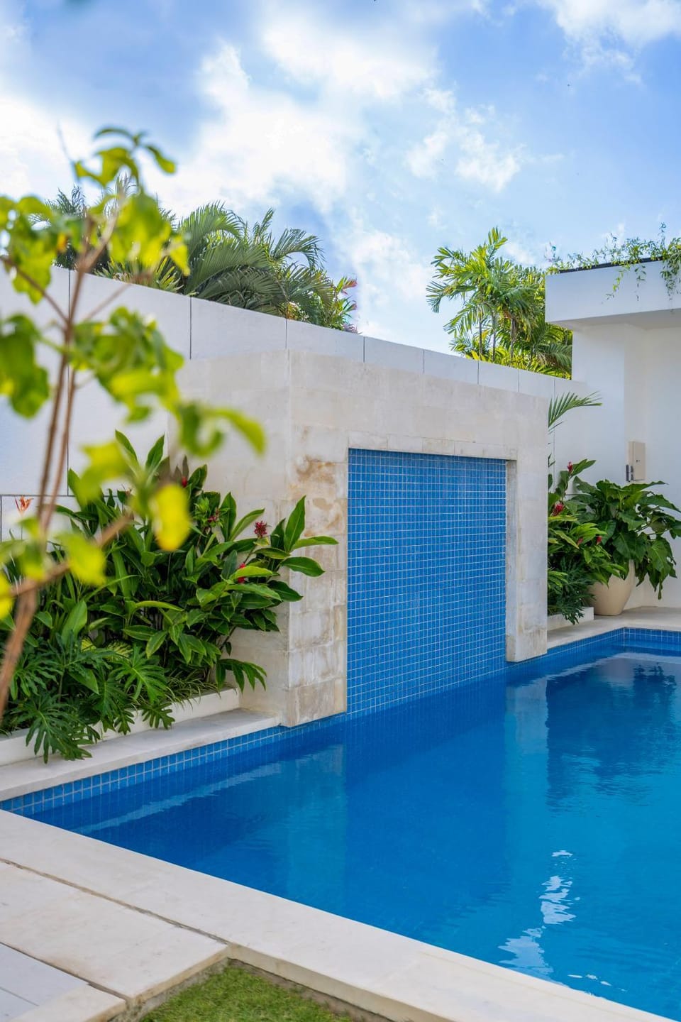 Property building, Day, Pool view, Swimming pool