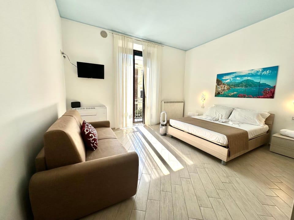 Bed, TV and multimedia, Photo of the whole room, Bedroom