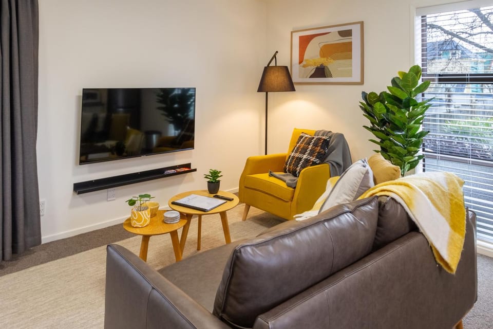 TV and multimedia, View (from property/room), Living room, Decorative detail, Seating area, Evening entertainment