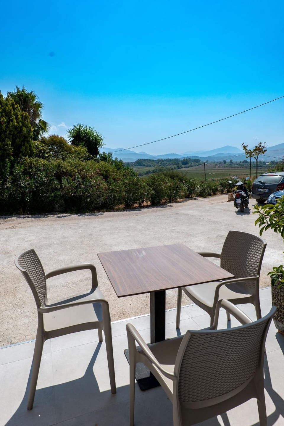 Seating area, Dining area, Mountain view, Parking
