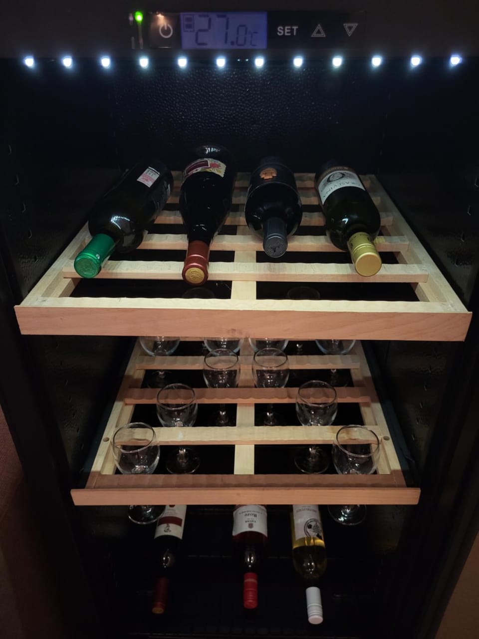 Lounge or bar, Drinks, Alcoholic drinks