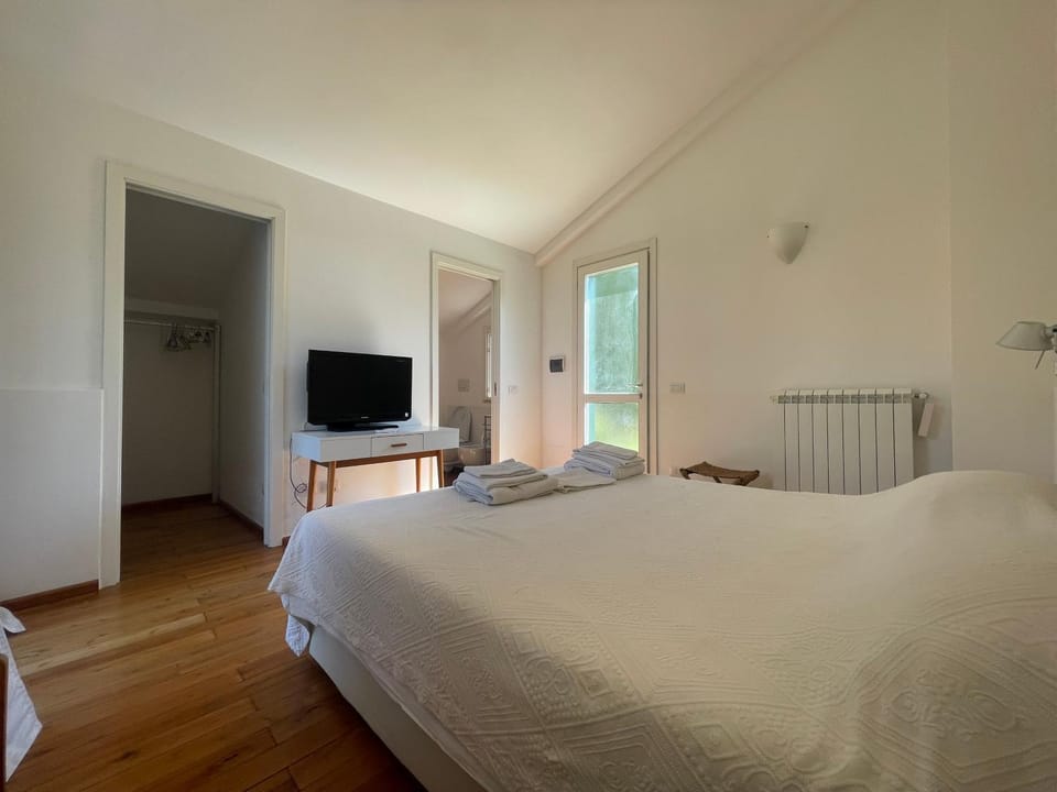 Bed, TV and multimedia, Photo of the whole room, Evening entertainment, Bedroom, internet