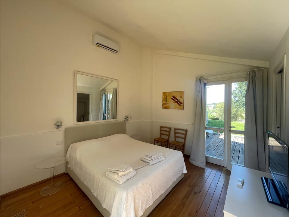 Bed, TV and multimedia, Photo of the whole room, Bedroom, air conditioner
