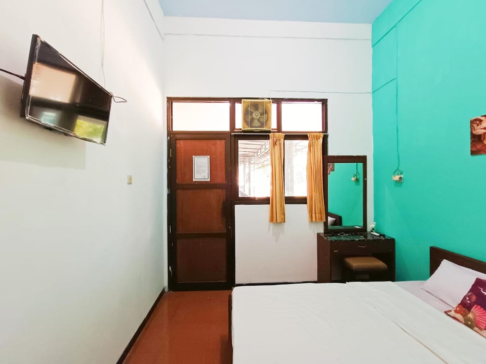 Bed, TV and multimedia, Bedroom