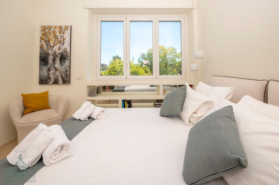 Bed, Bedroom, towels