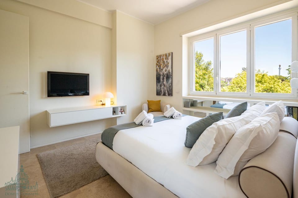 Bed, TV and multimedia, Bedroom, towels