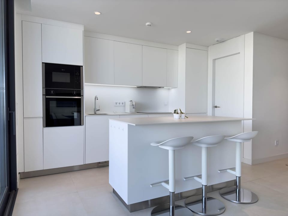 Kitchen or kitchenette, dishwasher, oven