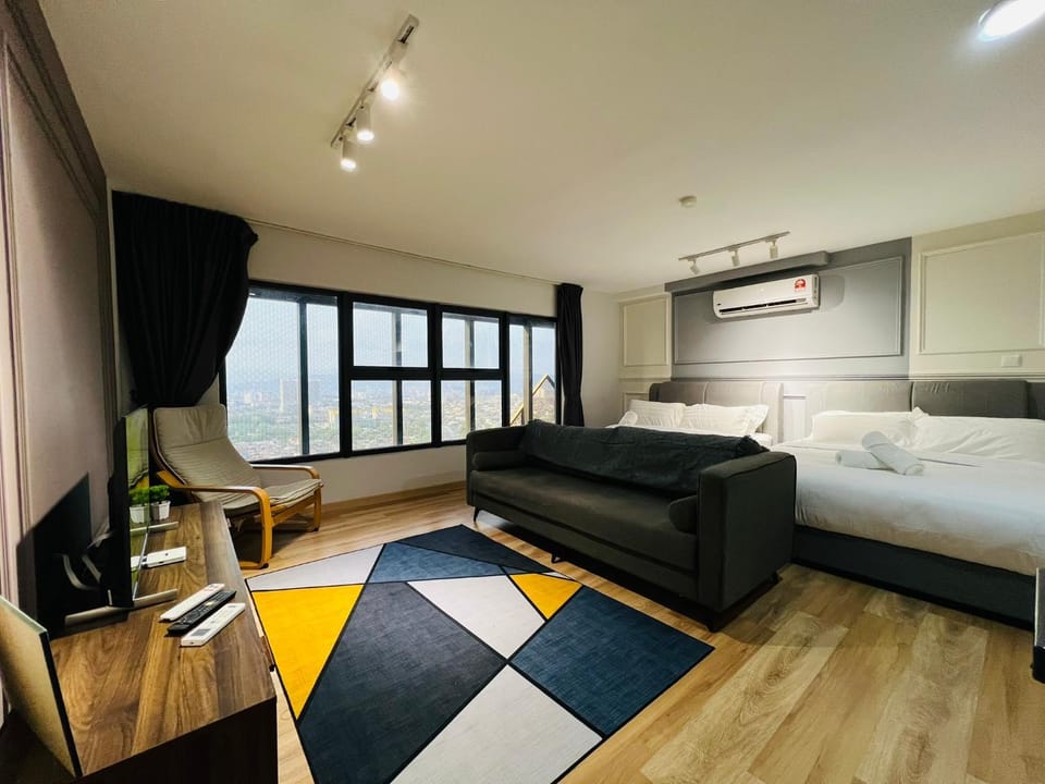 Communal lounge/ TV room, Bed, TV and multimedia, Living room, Photo of the whole room, Seating area, Bedroom, air conditioner