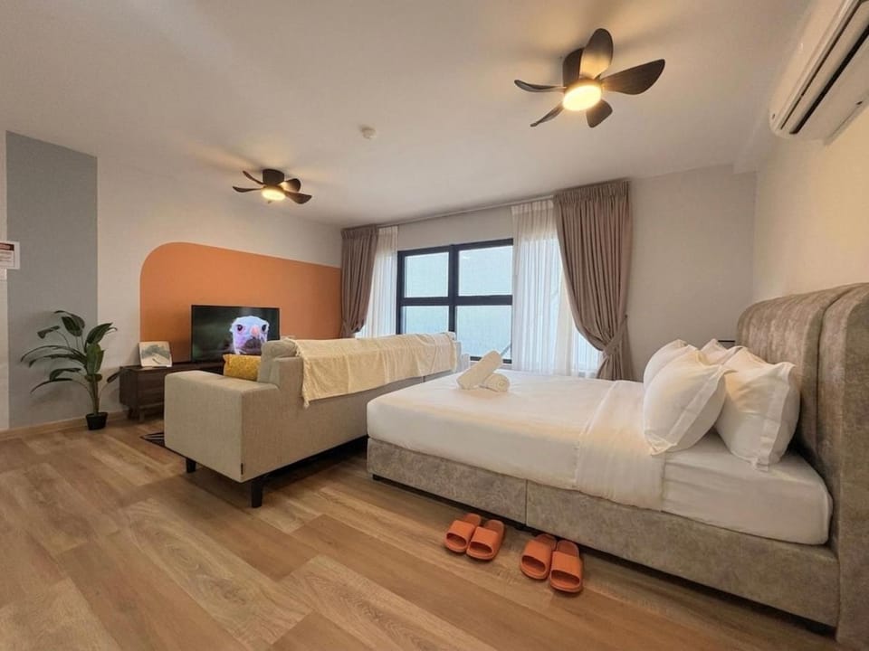 Bed, TV and multimedia, Living room, Seating area