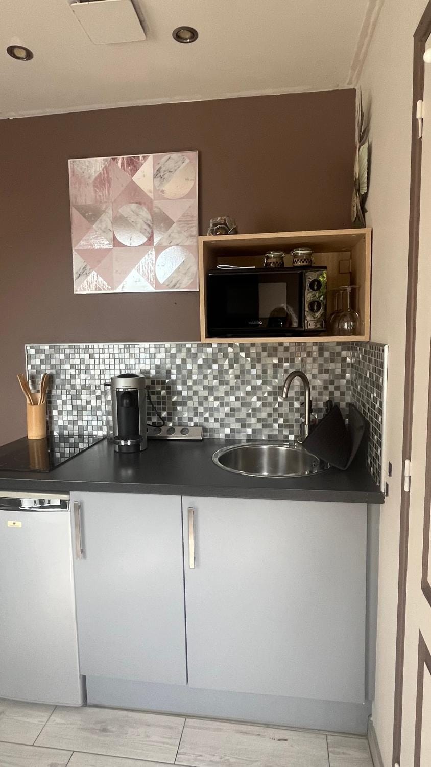 Kitchen or kitchenette, microwave, stove