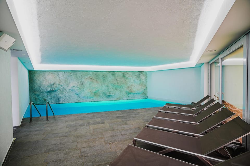 Swimming pool, sunbed