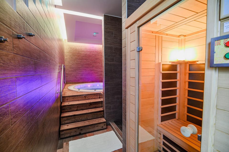 Hot Tub, Sauna