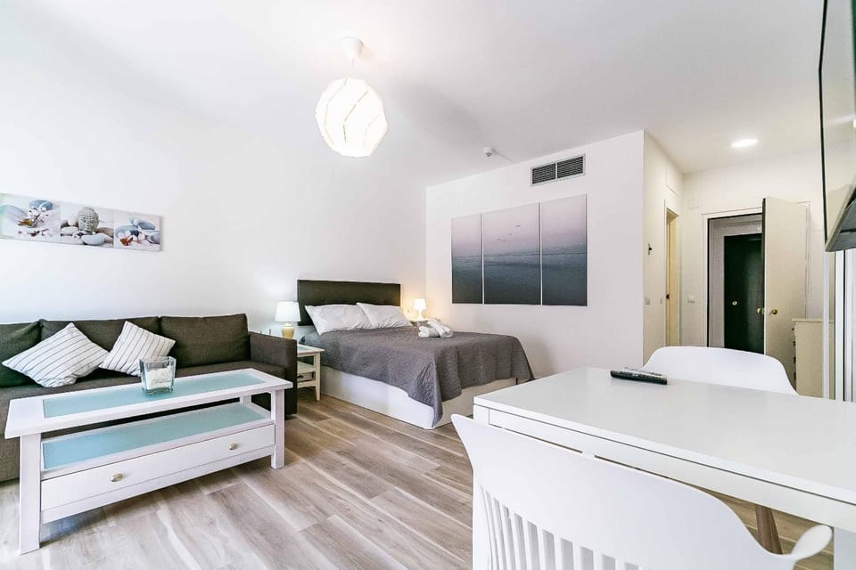 Seating area, Bedroom, towels