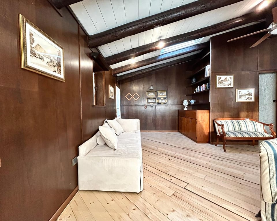 Bed, Living room