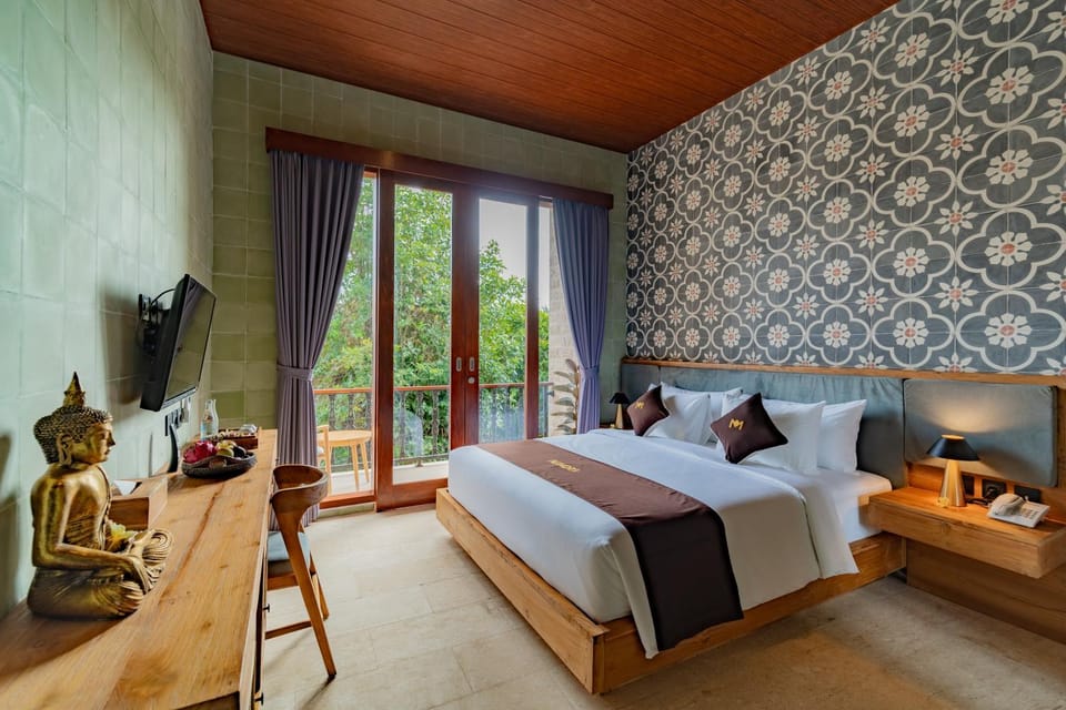 Bed, TV and multimedia, Photo of the whole room, Seating area, Bedroom