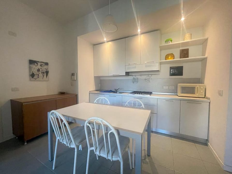 Kitchen or kitchenette, Dining area, stove