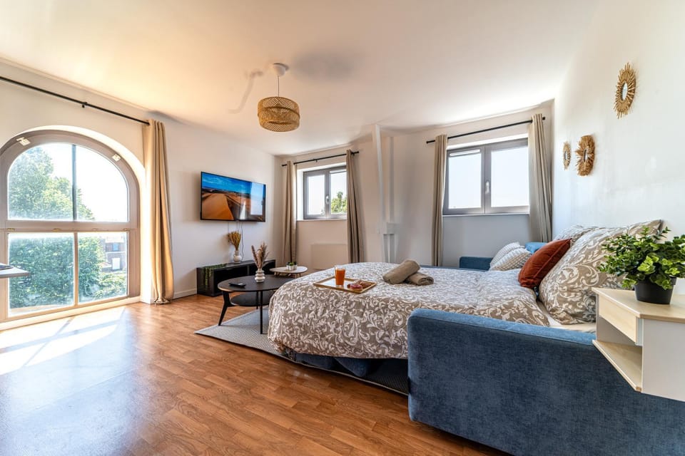 Bed, Living room