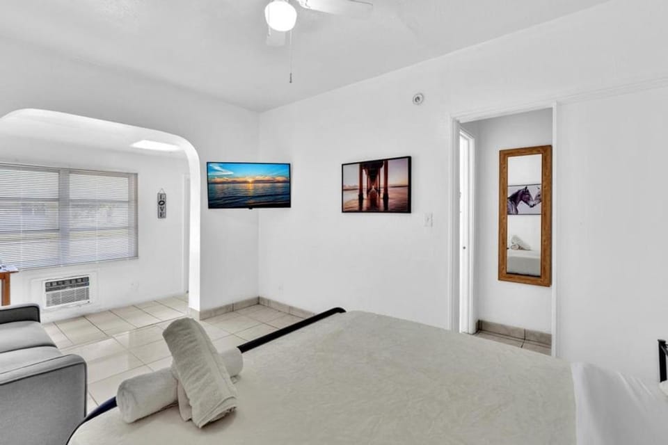 Downtown Hollywood Beach Blvd Studio Getaway Apartment in Hollywood