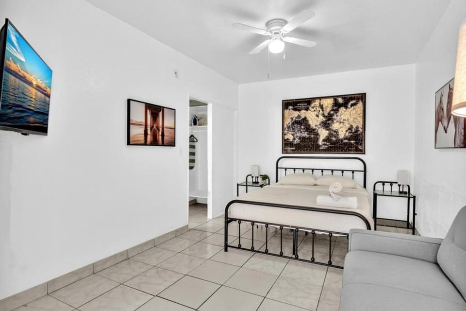 Downtown Hollywood Beach Blvd Studio Getaway Apartment in Hollywood