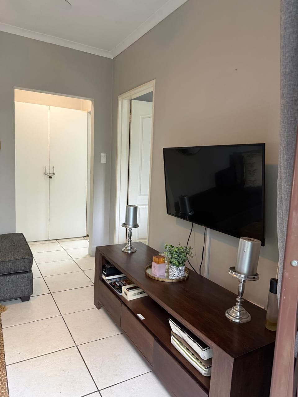 Communal lounge/ TV room, TV and multimedia, Living room, Seating area, Evening entertainment