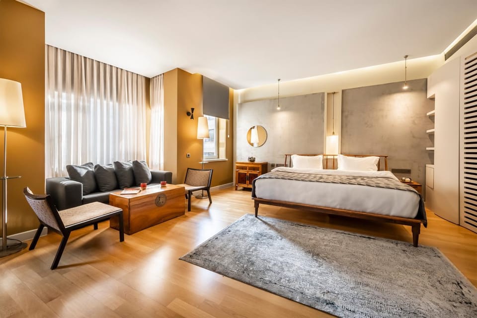 Bed, Living room, Photo of the whole room, Decorative detail, Seating area, Bedroom