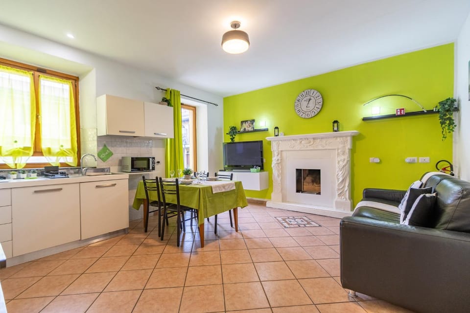 TV and multimedia, Kitchen or kitchenette, Living room, Seating area, Dining area, Breakfast, Lunch, oven, pet friendly, stove, kitchen, kitchen