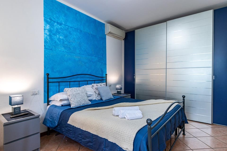 Bed, Photo of the whole room, Decorative detail, Bedroom, towels, wardrobe