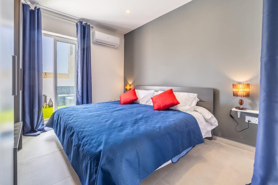 Sleek & Stylish 2BR Accommodation with Large Private Terrace - Close to Saint Julian's & Tigne Shopping Mall Apartment in Sliema
