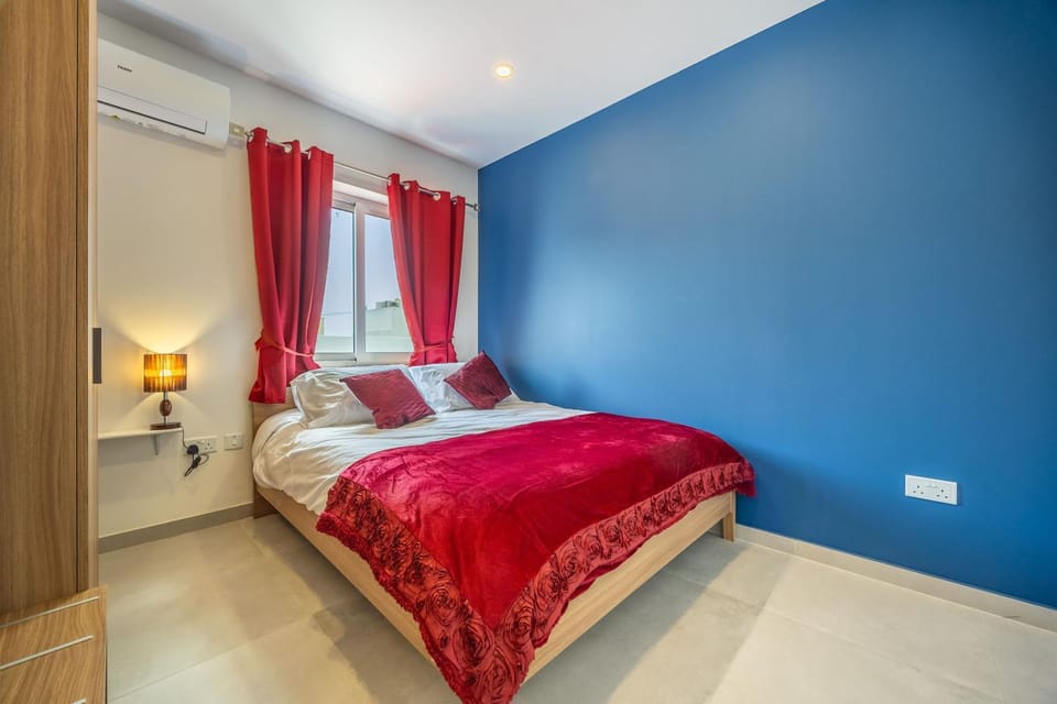 Sleek & Stylish 2BR Accommodation with Large Private Terrace - Close to Saint Julian's & Tigne Shopping Mall Apartment in Sliema
